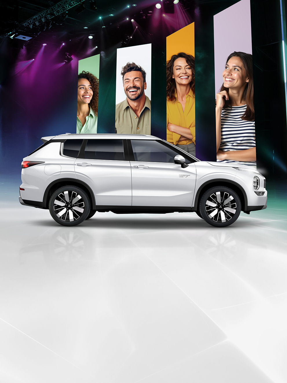 Mitsubishi Outlander Select in Weiß mit vier fröhlichen Menschen vor modernem Bühnen-Setting mit bunter Beleuchtung